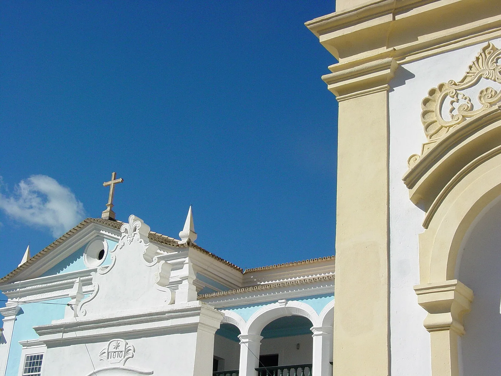 Whitewashed and ochre façades in the Recôncavo of Bahia, the architectural grammar that repeats across colonial Brazil.