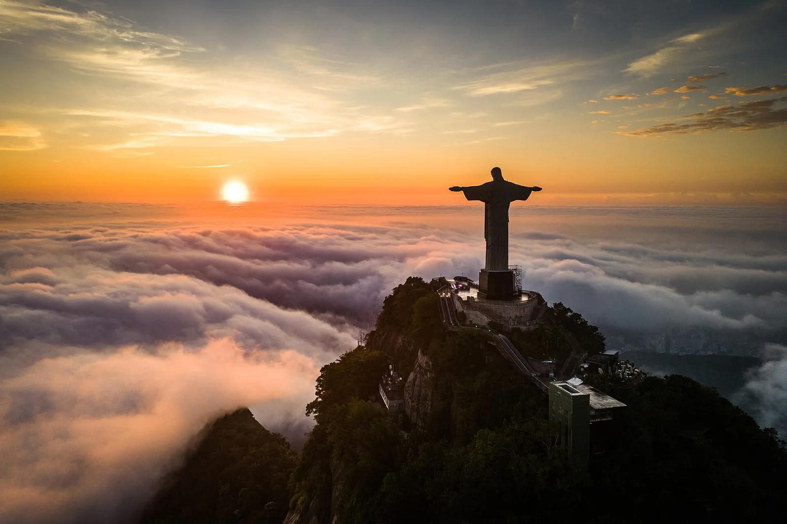 Cloud breaking over Corcovado. Even in the dry season, mornings give you the best odds of a clear summit.